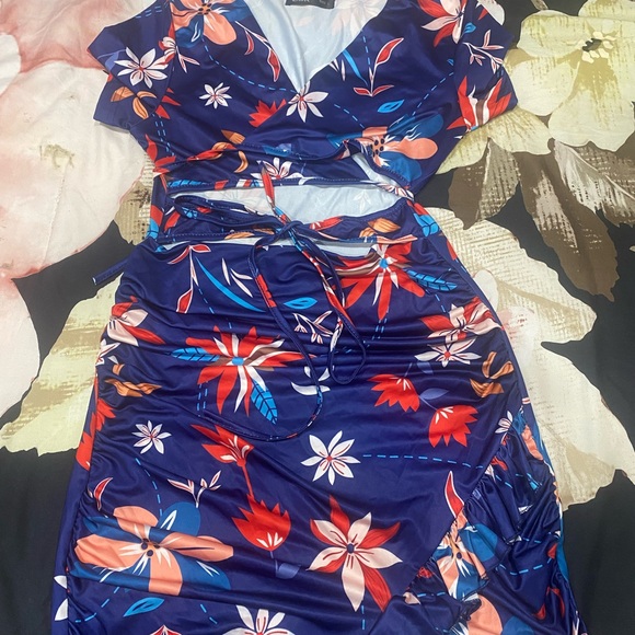 Floral Wrap Crop Top - Picture 2 of 3